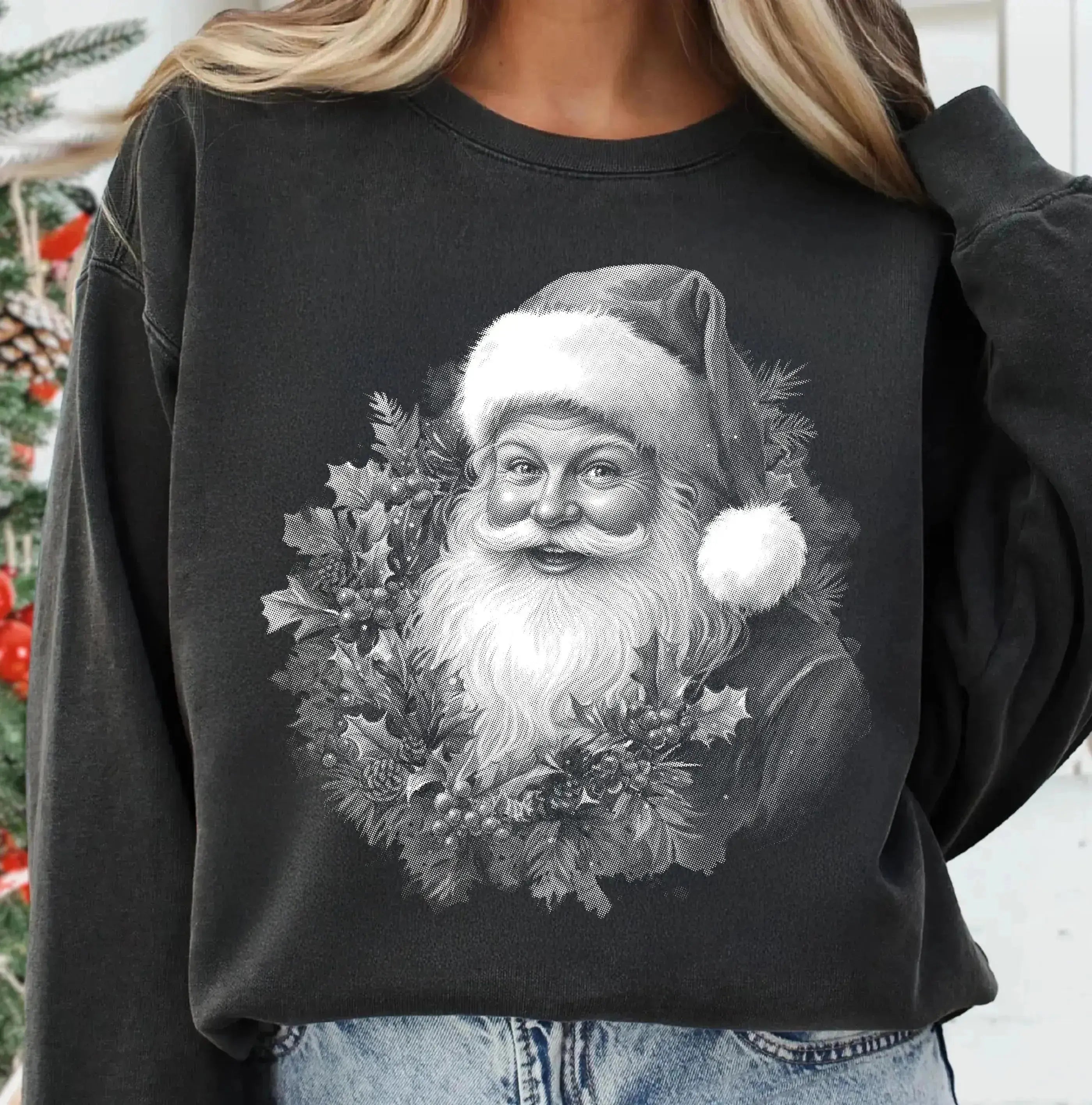 Retro Vintage Santa Mistletoe Wreath (v2) – Tee / Long Sleeve / Hoodie / Crewneck