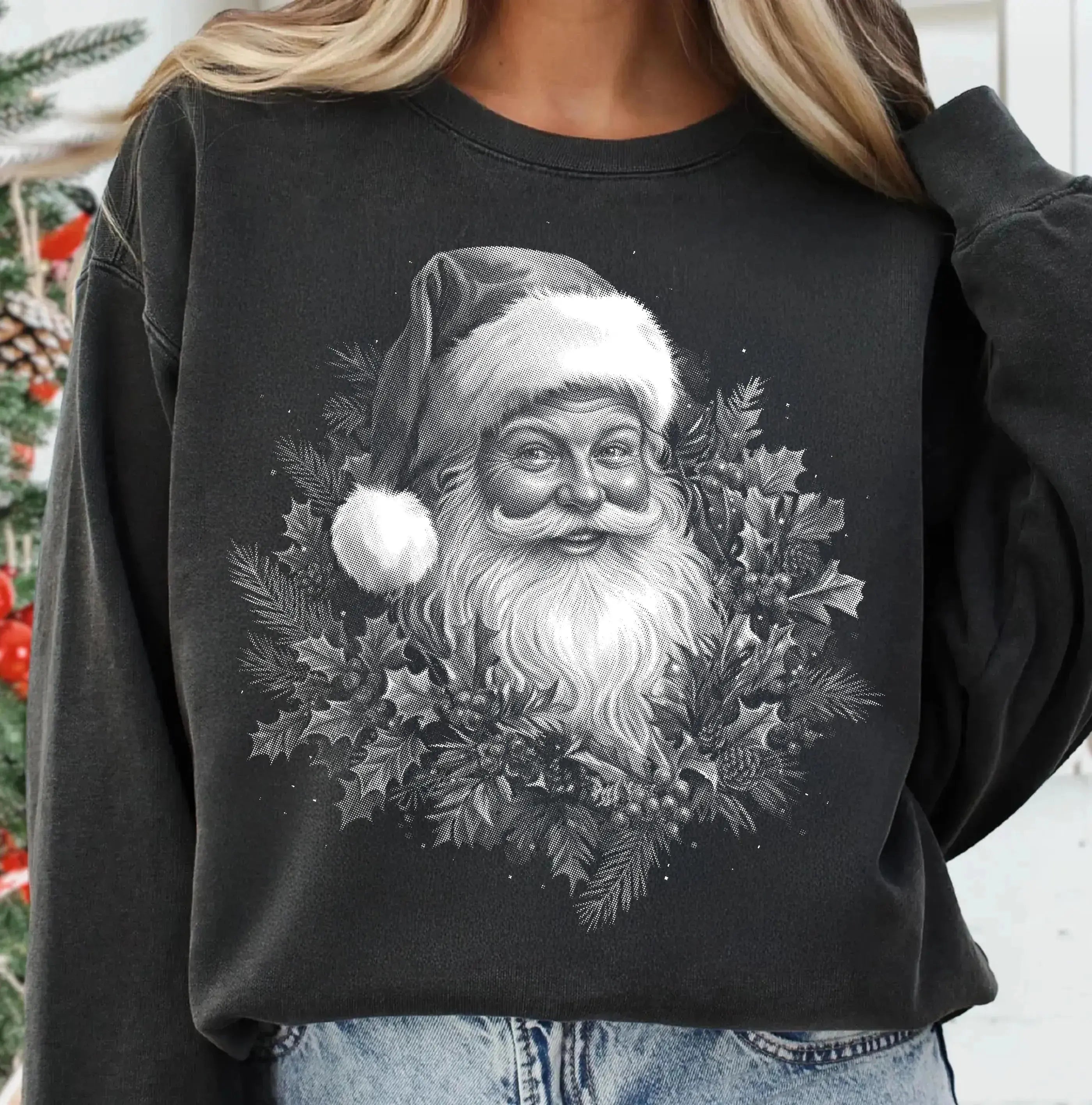 Retro Vintage Santa Mistletoe Wreath (v2) – Tee / Long Sleeve / Hoodie / Crewneck